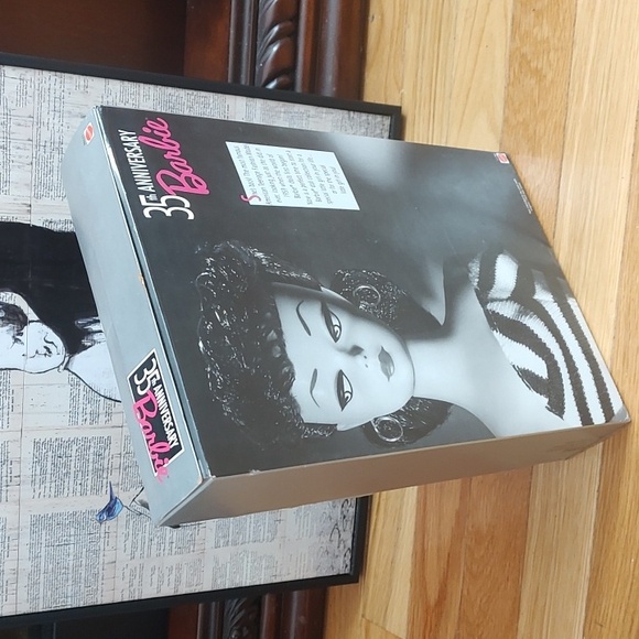 35th Anniversary Barbie - Picture 8 of 11